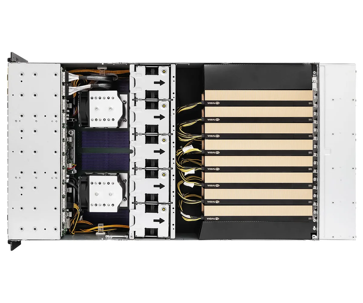 ASRock Rack 4U8G-TURIN2 kasasının üstten görünümü: solda iki EPYC işlemcinin soğutucusu ve bellek modülleri, ortada sıralı fan duvarı, sağda yan yana takılı sekiz NVIDIA ekran kartı