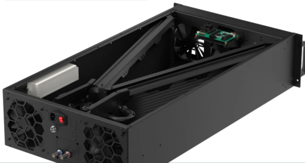 STUUX DRYCOOLER 4U ünitesinin üstten açık görünümü: iki bakır radyatör, rezervuar, pompalar, kontrol kartı ve arka paneldeki fanlar