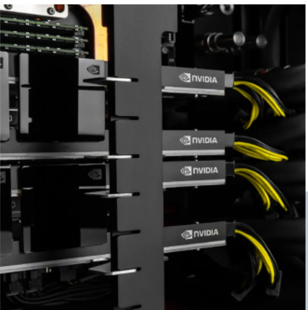 Kasanın içinde üst üste yerleşmiş sıvı soğutmalı NVIDIA hızlandırıcılar ve her karta giden sarı uçlu güç kabloları