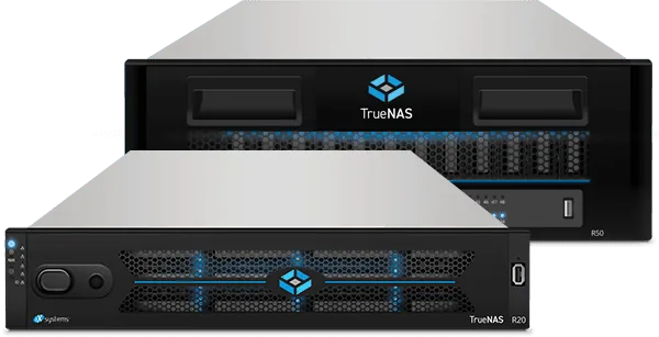 TrueNAS R-Serisi depolama sistemi: rack kasa, ön panelinde sıra hâlinde hot-swap disk yuvaları